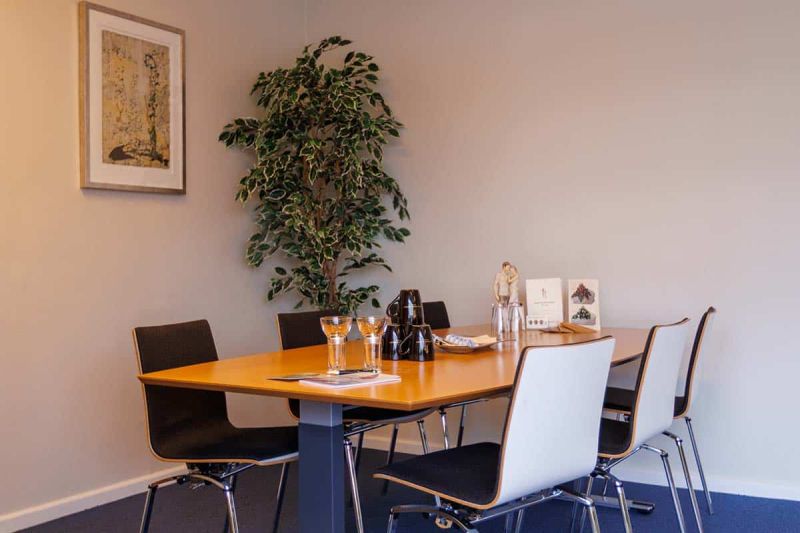 Samtale med bedemand hos Begravelsesforretningen for Hårlev-Karise